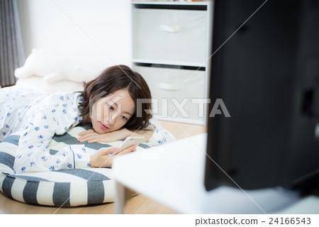 電視放鬆的女人 24166543