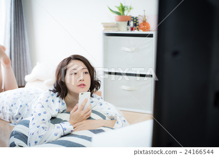 電視放鬆的女人 電視放鬆的女人 24166544