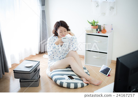 電視放鬆的女人 24167257