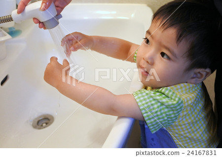 1 year old boy to wash hands 24167831