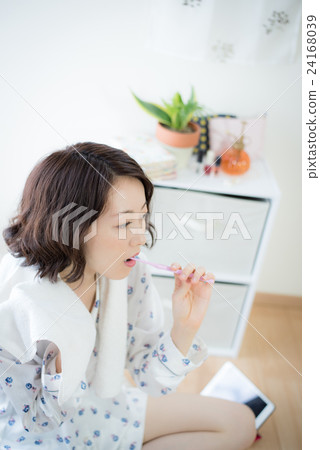 牙膏女 牙膏女 24168039