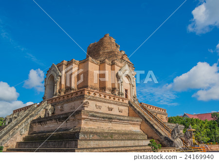 buddist pagoda at wat Chedi Luang,Chiang Mai. buddist pagoda at wat Chedi Luang,Chiang Mai. 24169940