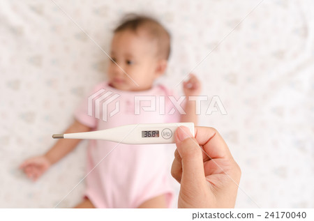 Measuring baby temperature by digital thermometer 24170040