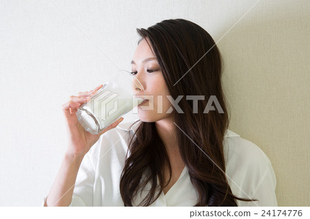 一位年輕的女士喝牛奶 24174776