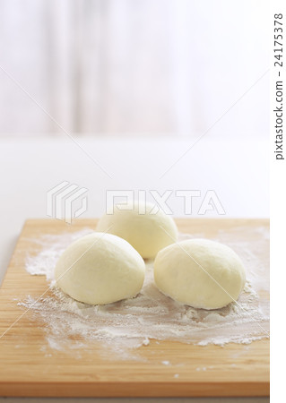 做麵包麵包的麵團 做麵包麵包的麵團 24175378
