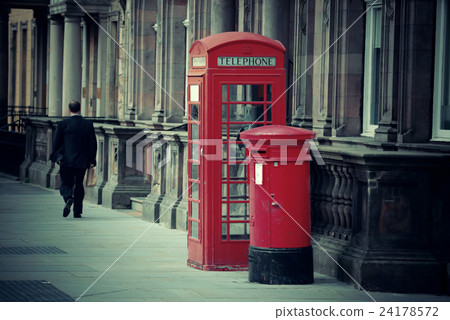 Edinburgh city street 24178572