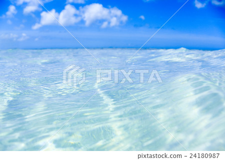 The surface of the sea 24180987