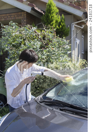 與父母和孩子洗車 24181718