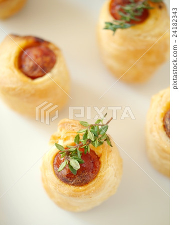 Chorizo's bite pie (high angle up) Chorizo's bite pie (high angle up) 24182343