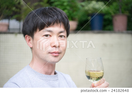 喝白葡萄酒的男人（Doya臉/面部表情） 24182648