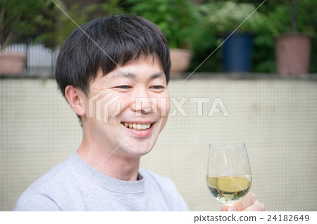 男性喝白葡萄酒(笑臉) 男性喝白葡萄酒(笑臉) 24182649