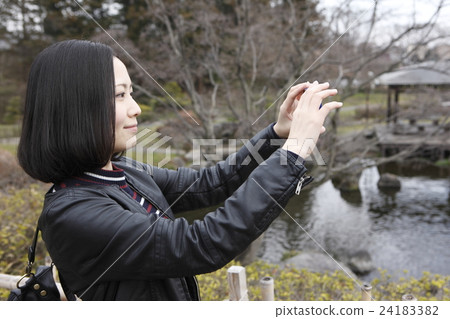 採取假郵件的一個少婦 24183382