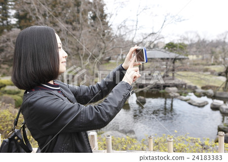 採取假郵件的一個少婦 24183383