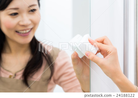 Woman who brushes mirror with sponge cleaning melamine resin sponge 24188122