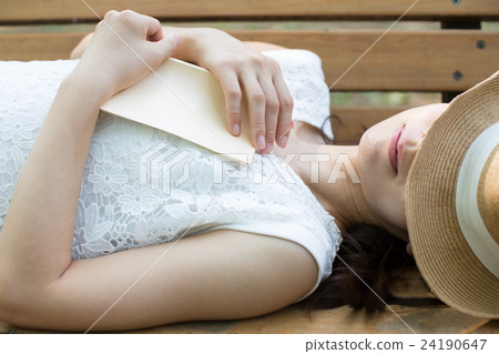 在去公園長椅上讀書的路上小睡 24190647