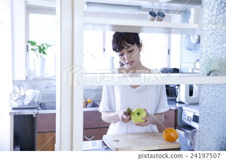 廚房女性肖像 廚房女性肖像 24197507