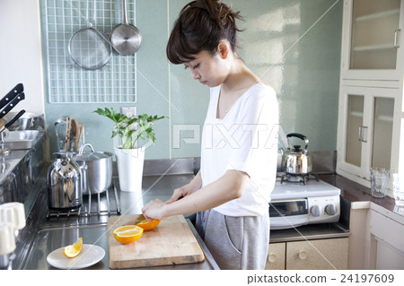 廚房女性肖像 24197609