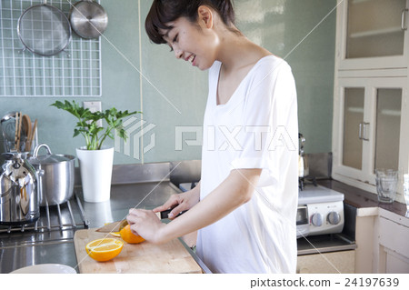 廚房女性肖像 24197639