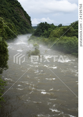 一條與颱風一起升起的河流 一條與颱風一起升起的河流 24199768