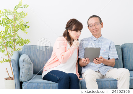 男性和女性使用平板電腦 男性和女性使用平板電腦 24202506