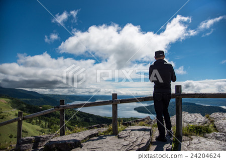 一個男人偎依在Mihoro Pass俯瞰Kussharo北海道湖 24204624