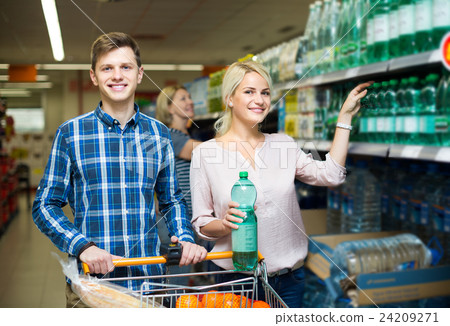 couple purchasing mineral water 24209271