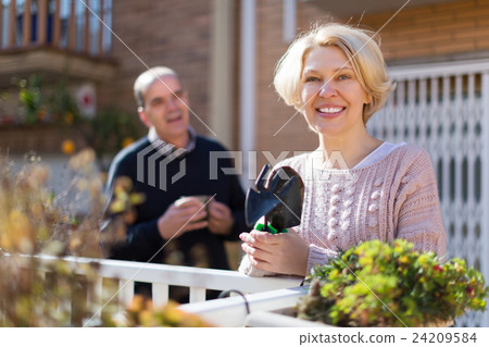 Mature cuople talking at balcon Mature cuople talking at balcon 24209584