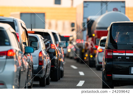 擁擠的高速公路的圖像 24209642