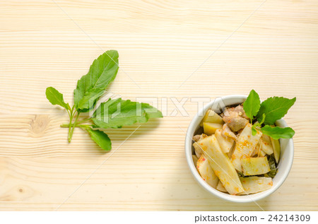 Red Curry with Chicken and Bamboo Shoots 24214309