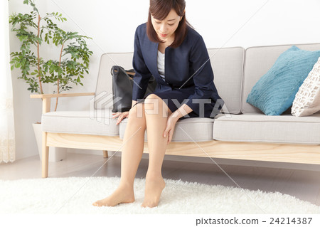A woman with a tired leg 24214387