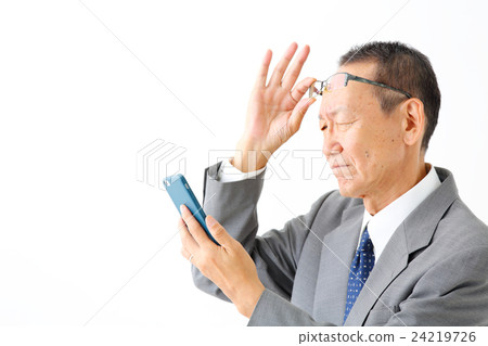 看智能手機的商人 24219726