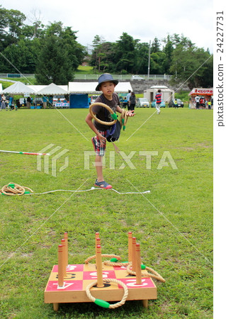 做圓環投擲的小學學生 24227731