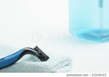 男性和女性都在用剃須刀處理廢棄頭髮的時代 24240423