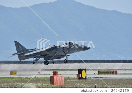 美國海軍陸戰隊AV-8B鷂式攻擊機部署在山口縣的岩國基地 24242179