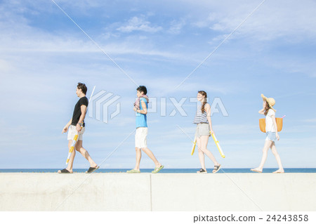 男人和女人享受夏天 24243858
