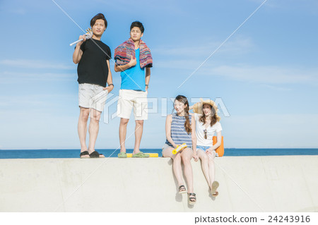 男人和女人享受夏天 24243916