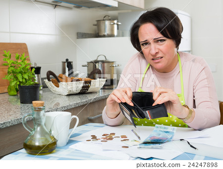 Broke housewife without money enough for payment 24247898