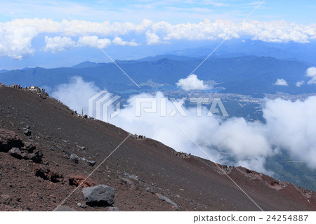 靠近富士山的山頂 24254887