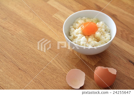 生雞蛋和棕色雞蛋殼混合穀物米飯 24255647