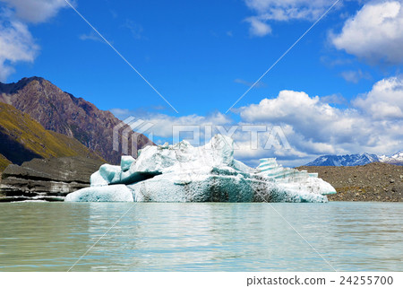 Iceberg on Tasman Lake, New Zealand 24255700