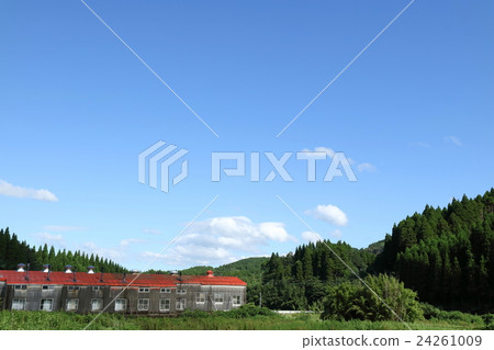 紅色屋頂大廈和藍天 24261009