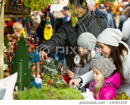 Family buying flower for Christmas 24265250