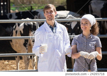 man veterinarian woman farmer man veterinarian woman farmer 24265718