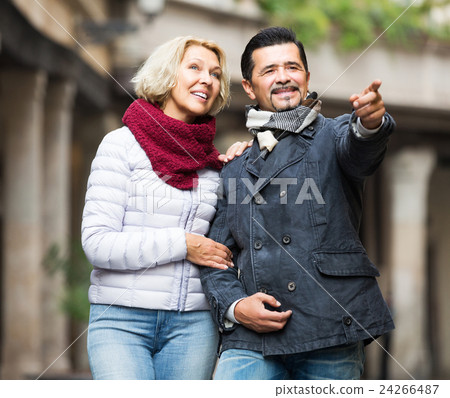 Couple walking in city 24266487