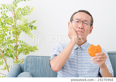 吃薄脆餅乾的老人 吃薄脆餅乾的老人 24270468