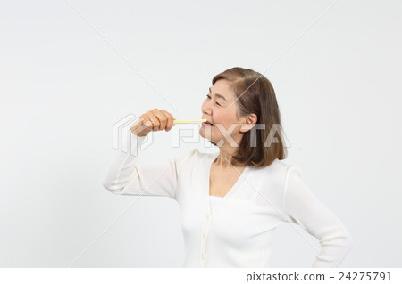 Senior and dental health 24275791