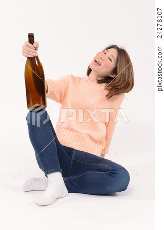 一個醉酒的小姐拿著一瓶 24278107