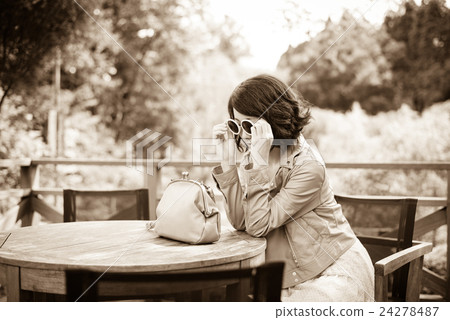 棕褐色女性肖像 24278487