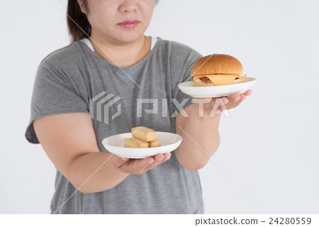 一個胖女人用漢堡包和減肥餐 24280559