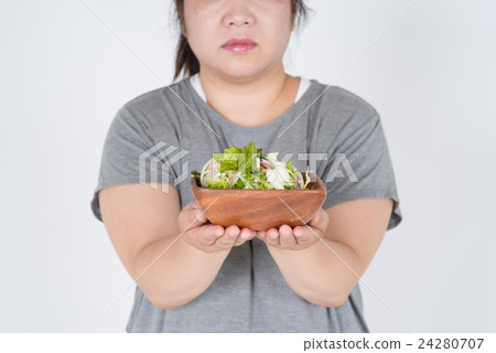 一個胖女人用沙拉 24280707